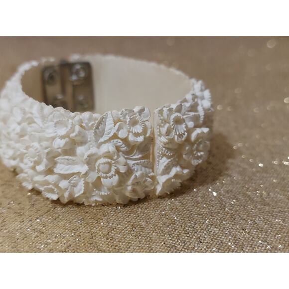 Vintage Faux Ivory Floral Celluloid Hinged Cuff Bracelet & Clip On Earrings - Picture 13 of 16